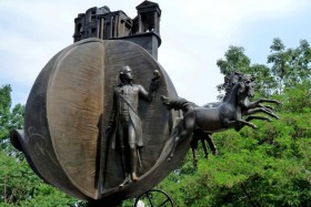 Памятник Апельсину в Одессе